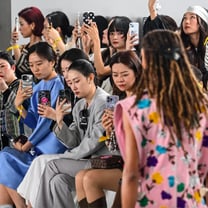 Dans une économie morose, le luxe fait les yeux doux aux clients chinois