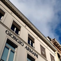 La sociedad de producción de Armani, bajo administración judicial por presunta explotación laboral