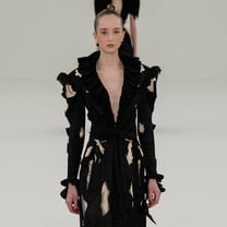 Haute couture: légèreté chez Giambattista Valli et Alexis Mabille, coups de ciseaux chez Viktor & Rolf