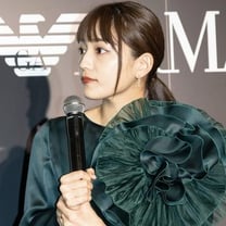 川口春奈が「エンポリオ アルマーニ」20年秋冬のキャンペーンヴィジュアルに登場、日本人女優の起用は11年ぶり