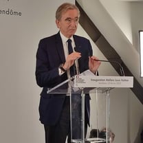 El jefe de LVMH, Bernard Arnault, visita China
