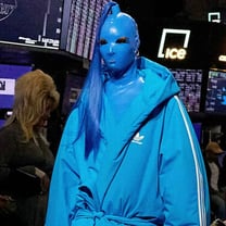 Balenciaga realiza show histórico no Wall Street de Nova Iorque