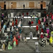 Valentino Couture: монументальное «Начало»