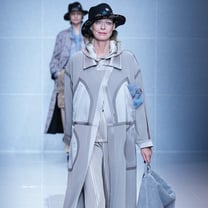 Giorgio Armani presenta una sfilata eccezionale e denuncia gli eccessi della moda