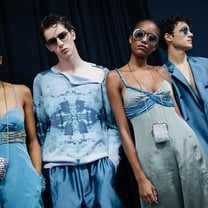 Emporio Armani'de Oyuncu ve Alımlı Bir Hava