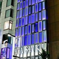 タサキが銀座本店を青色にライトアップ、医療従事者への感謝を表現