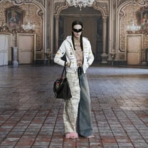 Balenciaga : Friends and family gather in latest campaign