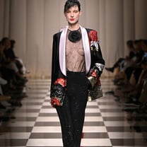 Armani Privé lo dice con rosas