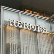 「エルメス」が24拠点目となる革製品工房を建設、ブランドのノウハウを学んだ職人260人を雇用
