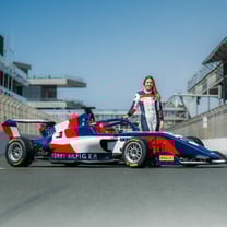 Tommy Hilfiger colabora con la F1 Academy y patrocina a la piloto española Nerea Martí