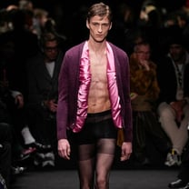 A Milano, l’uomo è super sexy da J.W. Anderson, sporty-chic da Giorgio Armani e Dhruv Kapoor