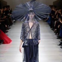 Armani Privé: l’Oriente incontra l’Occidente al Palais de Tokyo di Parigi